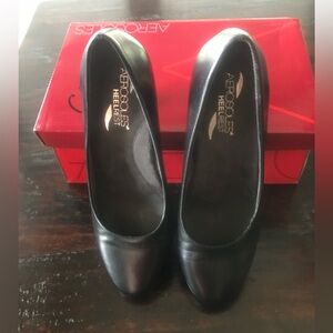 New in Box Women’s Aerosoles Black Heels size 6 M